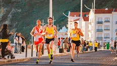 阳光明媚的日子里，男性跑步者们参加了一场令人兴奋的户外公路赛