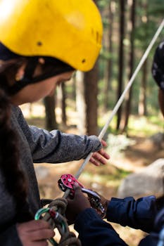 两名女性为攀登森林冒险准备装备，确保安全和团队合作