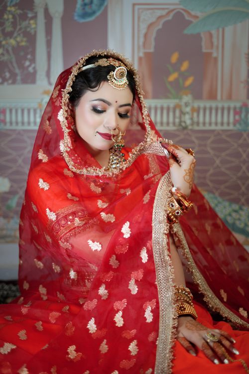 Free Elegant portrait of an Indian bride in traditional red clothing, showcasing cultural beauty. Stock Photo