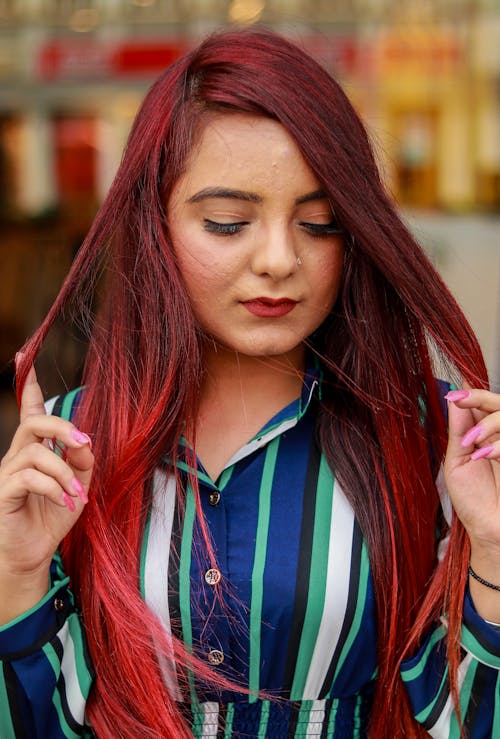 Foto De Mujer Sosteniendo Su Cabello