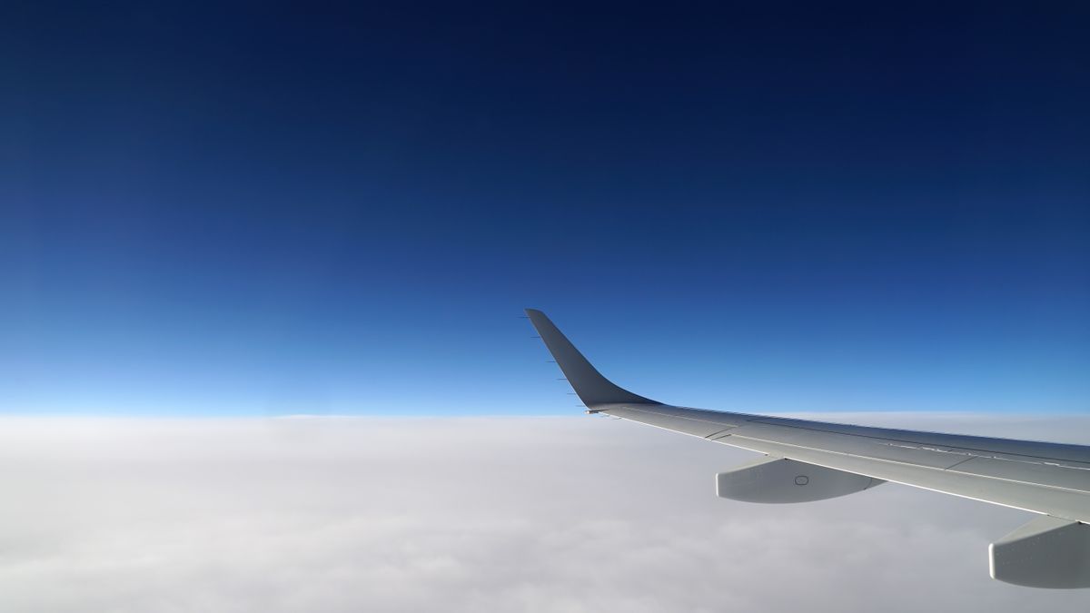 Aile d'avion au-dessus des nuages — vols Aviasales