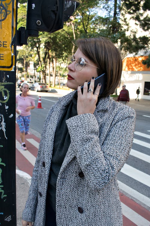 Foto Van Een Vrouw Die Iemand Belt Met Haar Mobiele Telefoon