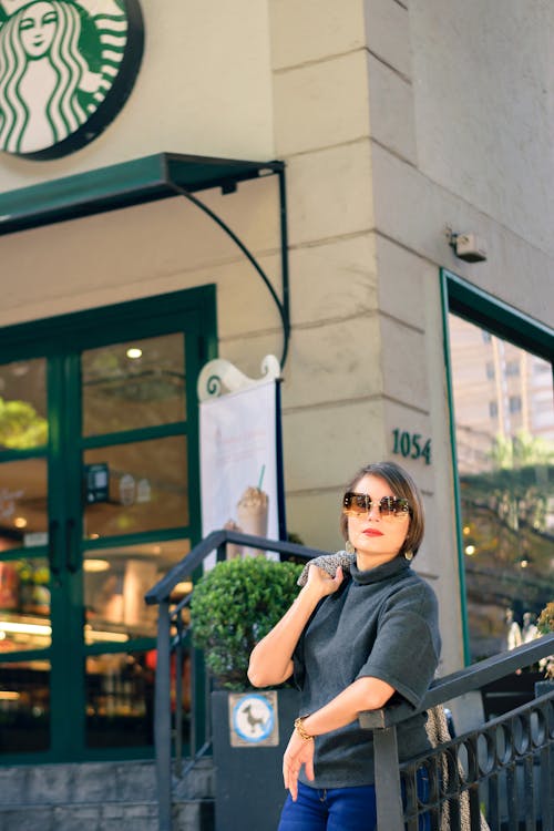 Starbuck Cafe'nin Yanında Duran Bir Kadın Fotoğrafı