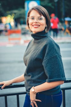 一位时尚女士身着休闲装，在户外自信地微笑着摆姿势