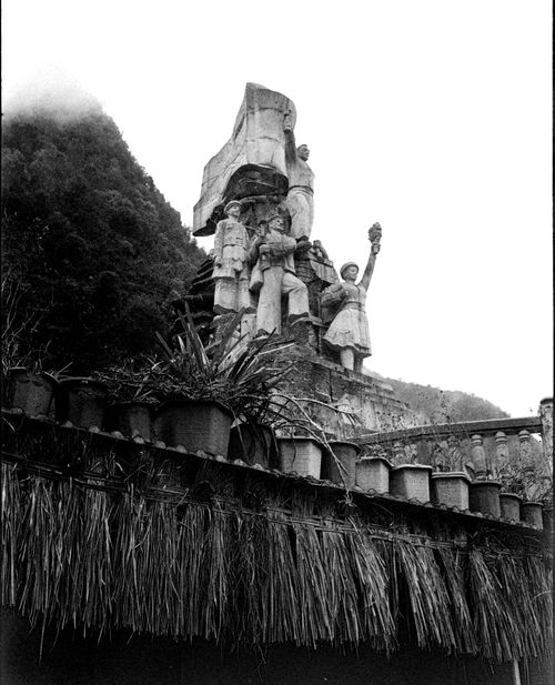 Free Black and white photo capturing an iconic sculpture under dramatic skies. Stock Photo