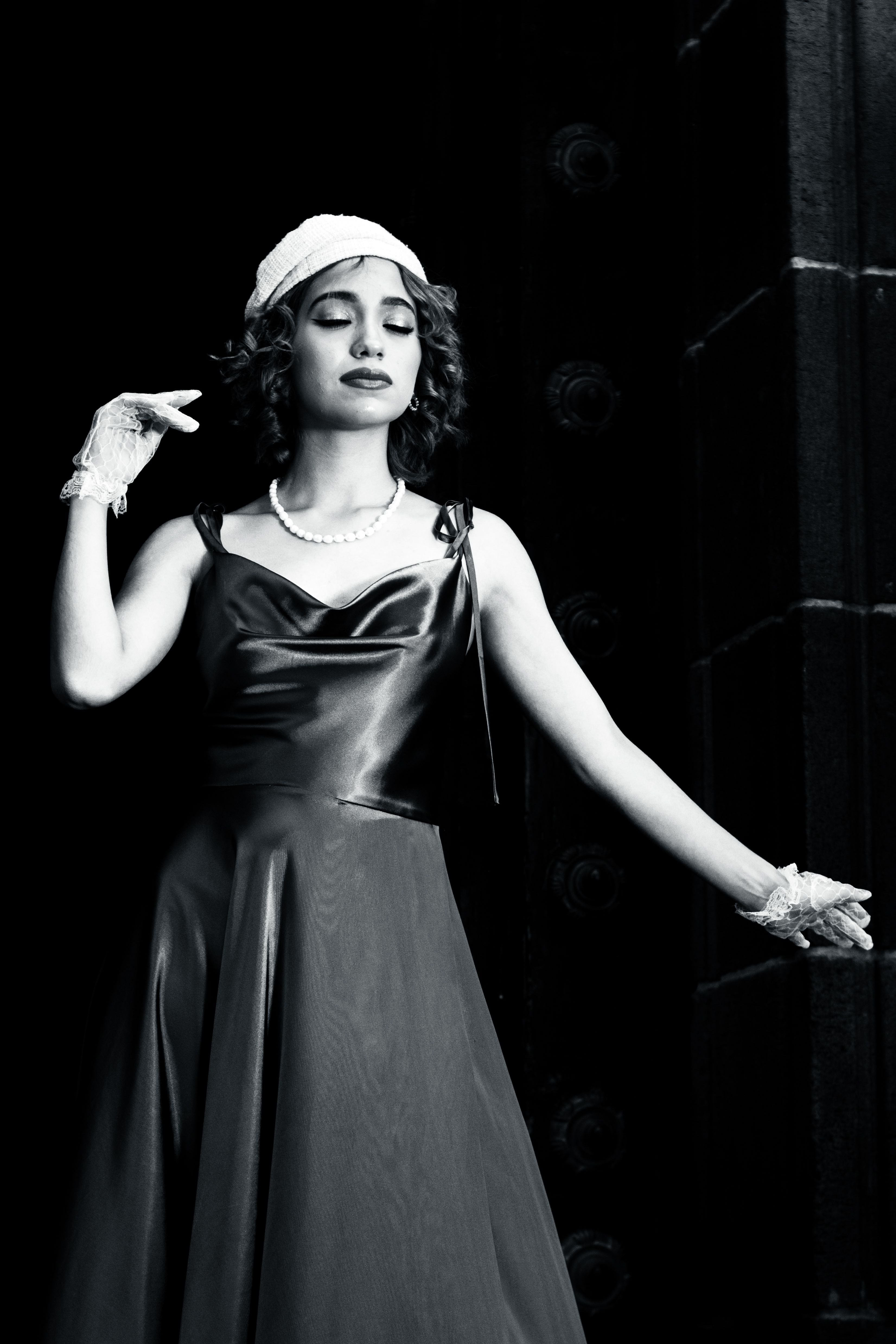 Woman in Dress and Hat in Black and White · Free Stock Photo
