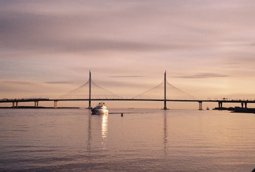 Foto stok gratis Fajar, jembatan, kapal besar