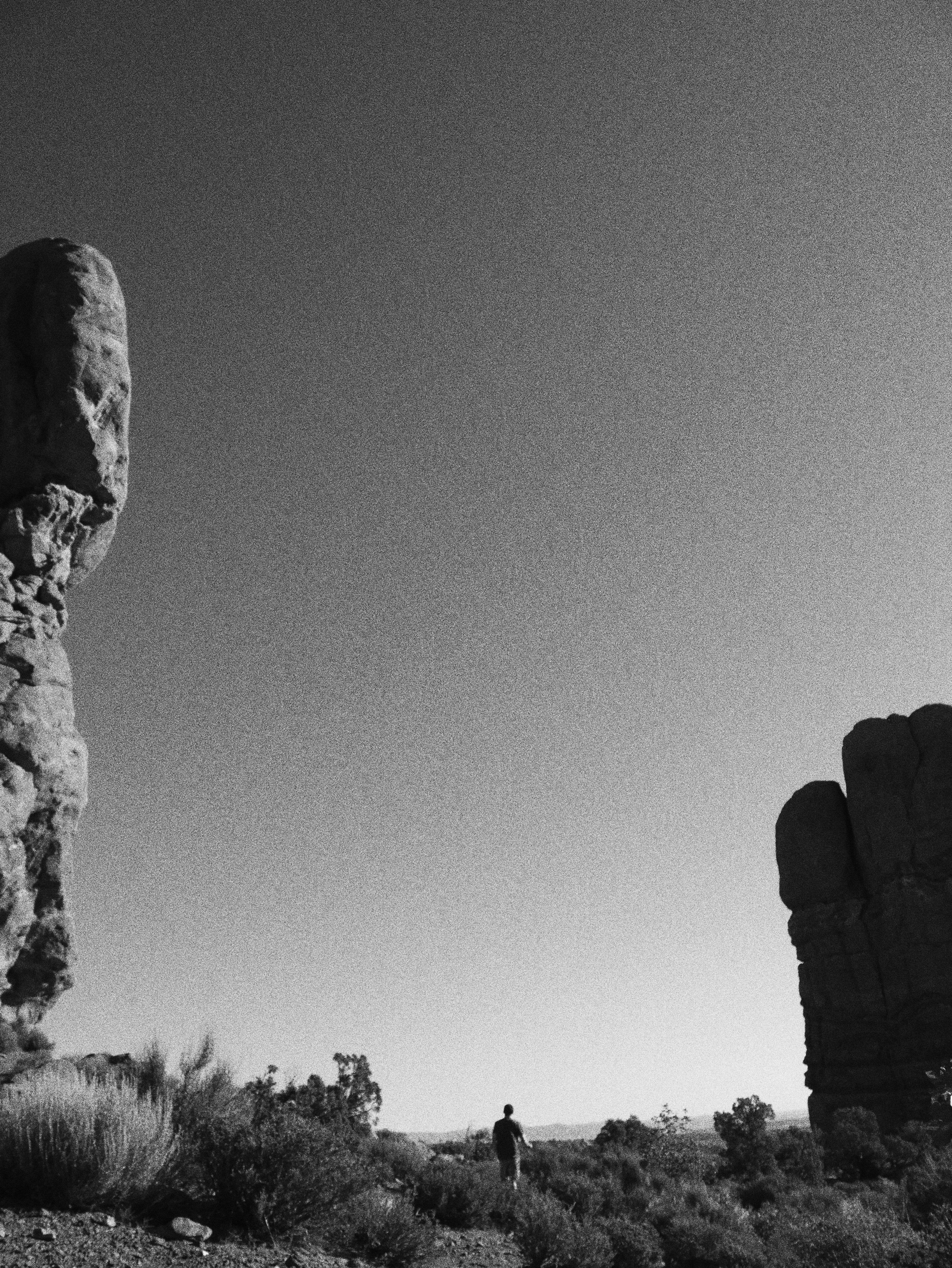 一位孤独的旅行者探索着摩押沙漠中令人惊叹的岩层景观