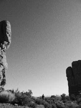 一位孤独的旅行者探索着摩押沙漠中令人惊叹的岩层景观