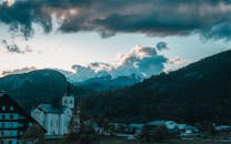 斯洛文尼亚风景优美，云层覆盖下，教堂与山脉相映成趣