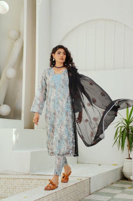 <b>5. Inspirasi Gaya Tunik dari Selebgram dan Influencer</b> <b>5. Inspirasi Gaya Tunik dari Selebgram dan Influencer</b>