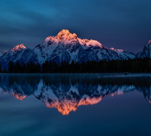 Montagne Près Du Plan D'eau