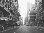 曼哈顿的黑白街景，拥有标志性建筑和繁华的生活