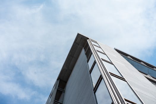 低角度镜头拍摄布鲁塞尔一栋现代高层建筑，背景是多云的天空