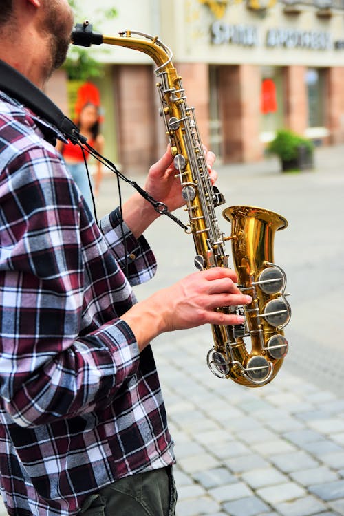 Hombre Tocando El Saxofón