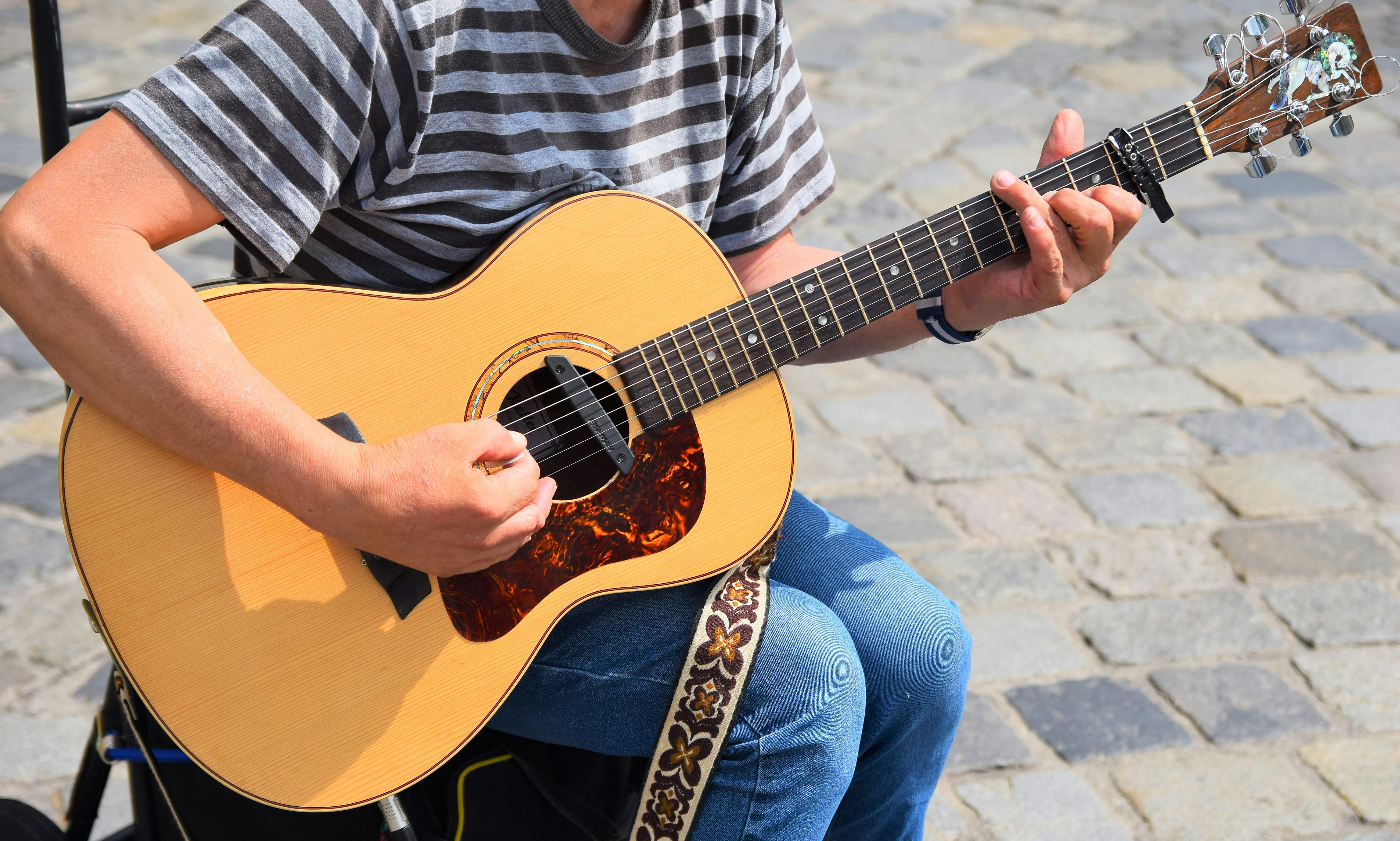 弹吉他的人 · 免费素材图片