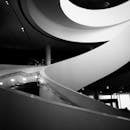 黑白景观中的现代螺旋楼梯，拥有圆滑的曲线和扶手