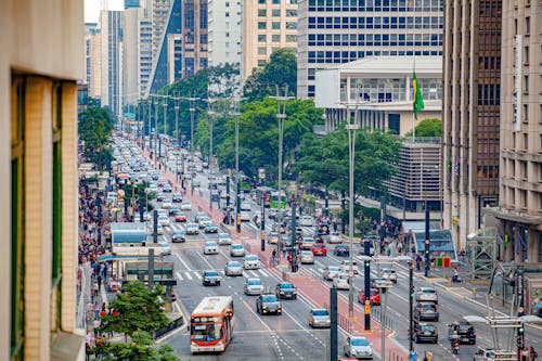 Foto Udara Kendaraan Di Jalan Dekat Gedung