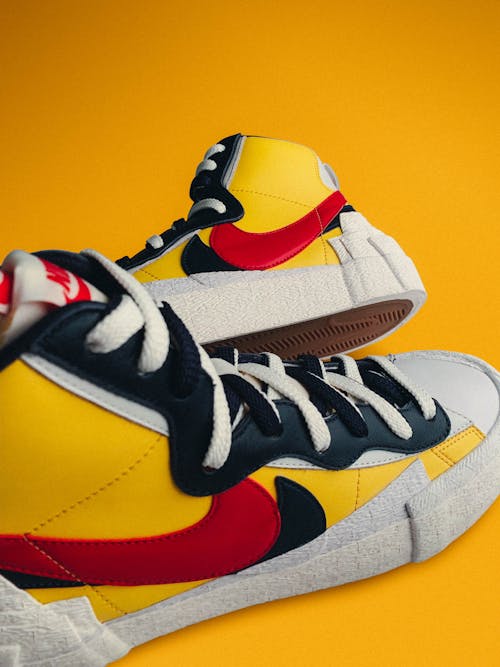 Безкоштовне стокове фото на тему «Nike, взуття, жовтий фон»