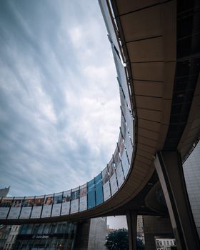 布鲁塞尔的当代建筑设计，以弯曲结构展现了多云的天空