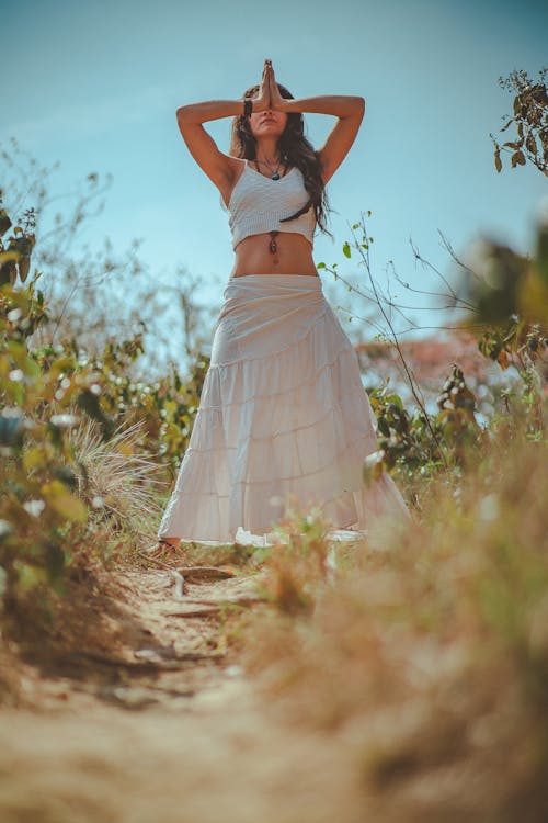 Mujer En Blanco Tank Crop Top En Campo De Hierba