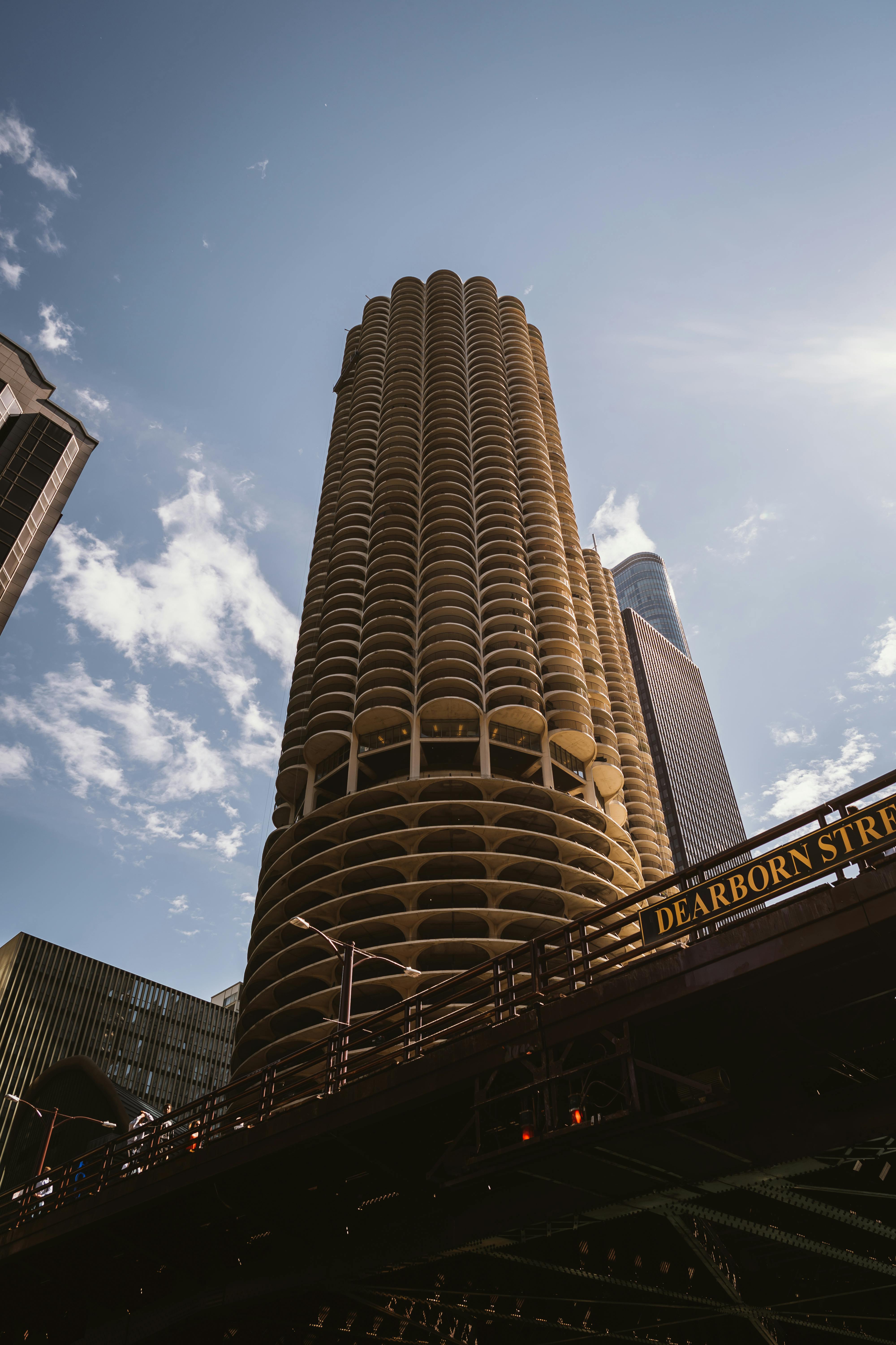 从芝加哥著名的玛丽娜城大厦望去，可见蔚蓝的天空和迪尔伯恩街的标志