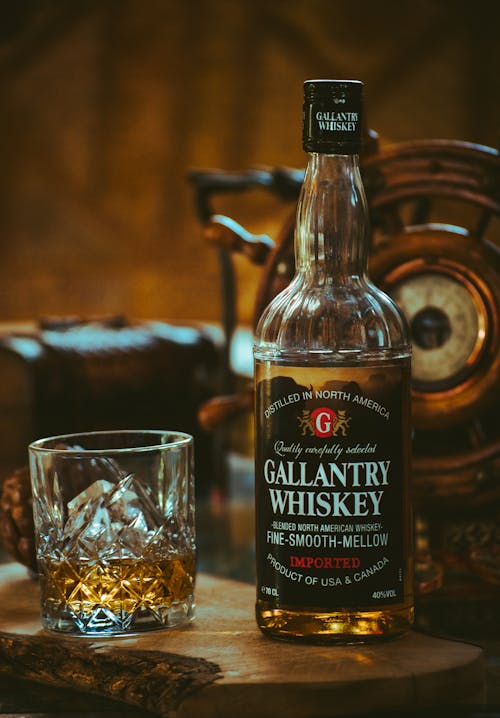 Chai Rượu Whisky Gallantry Bên Cạnh Ly