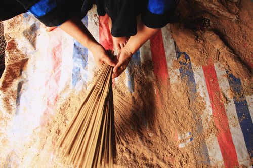 Free Close-up of hands bundling incense sticks in Cao Bằng, Vietnam. Stock Photo