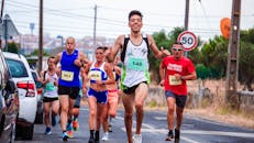 公路比赛的活力场景吸引了多元化的跑步者，展现了健身与竞争的魅力