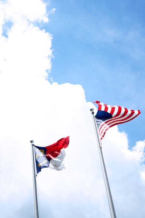 Low Angle Foto Der Flagge Der Vereinigten Staaten Von Amerika Unter Blauem Himmel