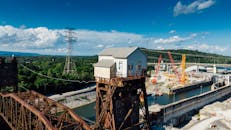 查塔努加工业建筑工地的鸟瞰图，展现了起重机和蓝天