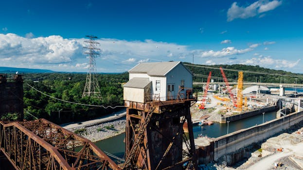 查塔努加工业建筑工地的鸟瞰图，展现了起重机和蓝天