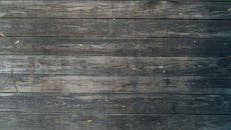 质朴木板特写，带有自然纹理，非常适合用作背景或设计项目