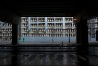 白天在城市地下通道欣赏现代建筑立面