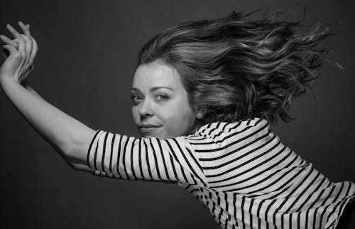 Photo En Niveaux De Gris D'une Femme Retournant Les Cheveux