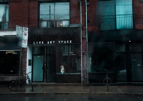 雨天拍摄的城市艺术空间街景