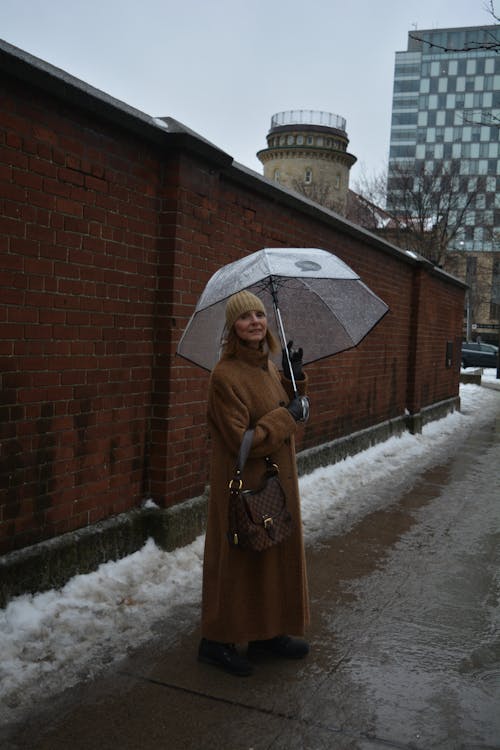 一個女人背著傘的照片