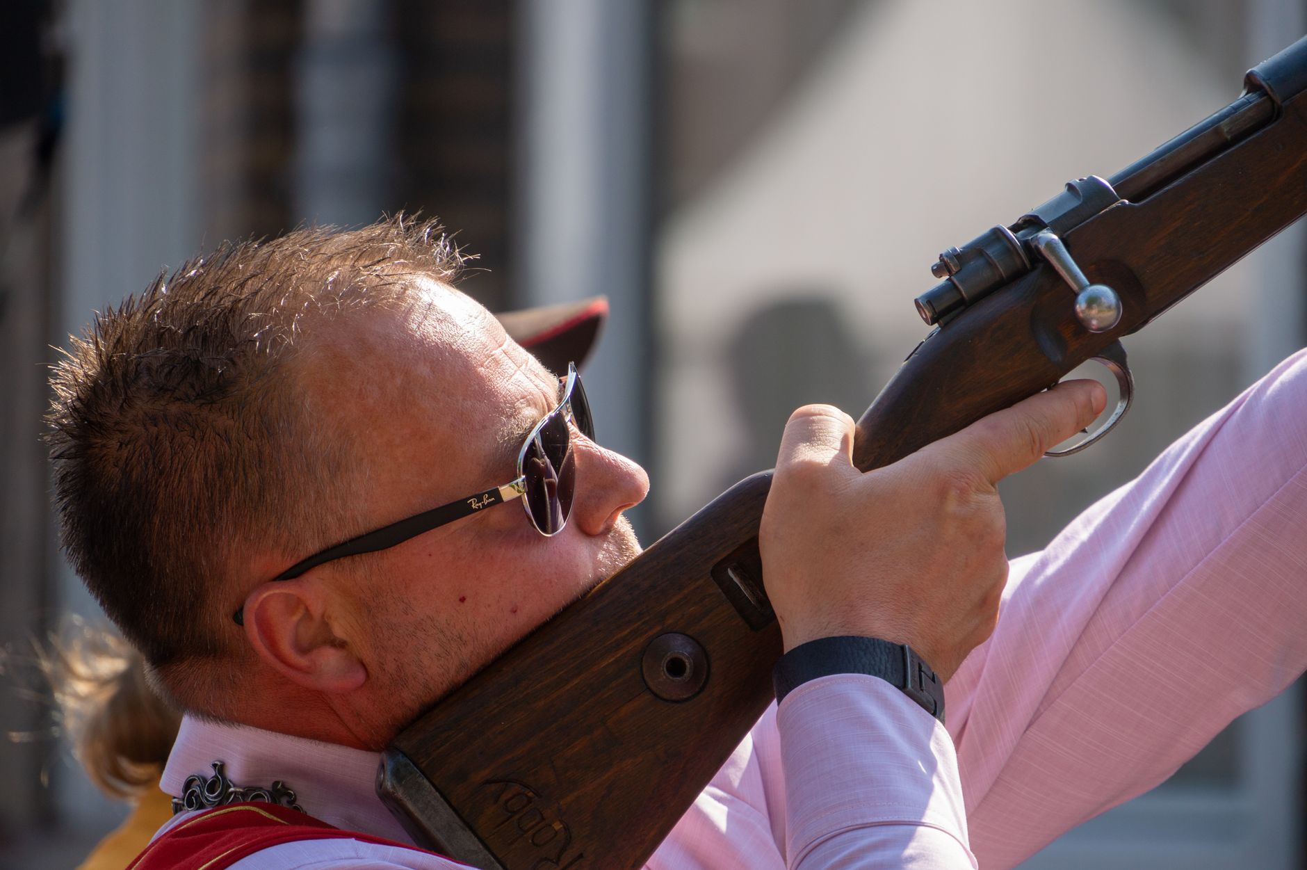 Starmer accepts ceremonial rifle from Erdoğan – and leaves it in Turkey