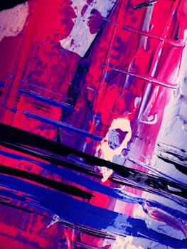 这幅充满活力的抽象艺术品，以大胆的笔触和鲜艳的红、蓝、紫色调呈现