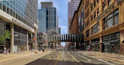 多伦多繁华的街道上，迷人的城市景观拥有现代化的摩天大楼和购物中心