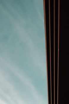 现代建筑在阴天背景下的极简抽象摄影