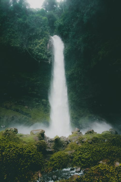 西ジャワ州タシクマラヤ地域にある高くて美しい滝 