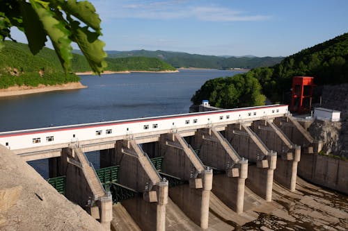 Texas Emergency: Dam Near Collapse Prompts Evacuation