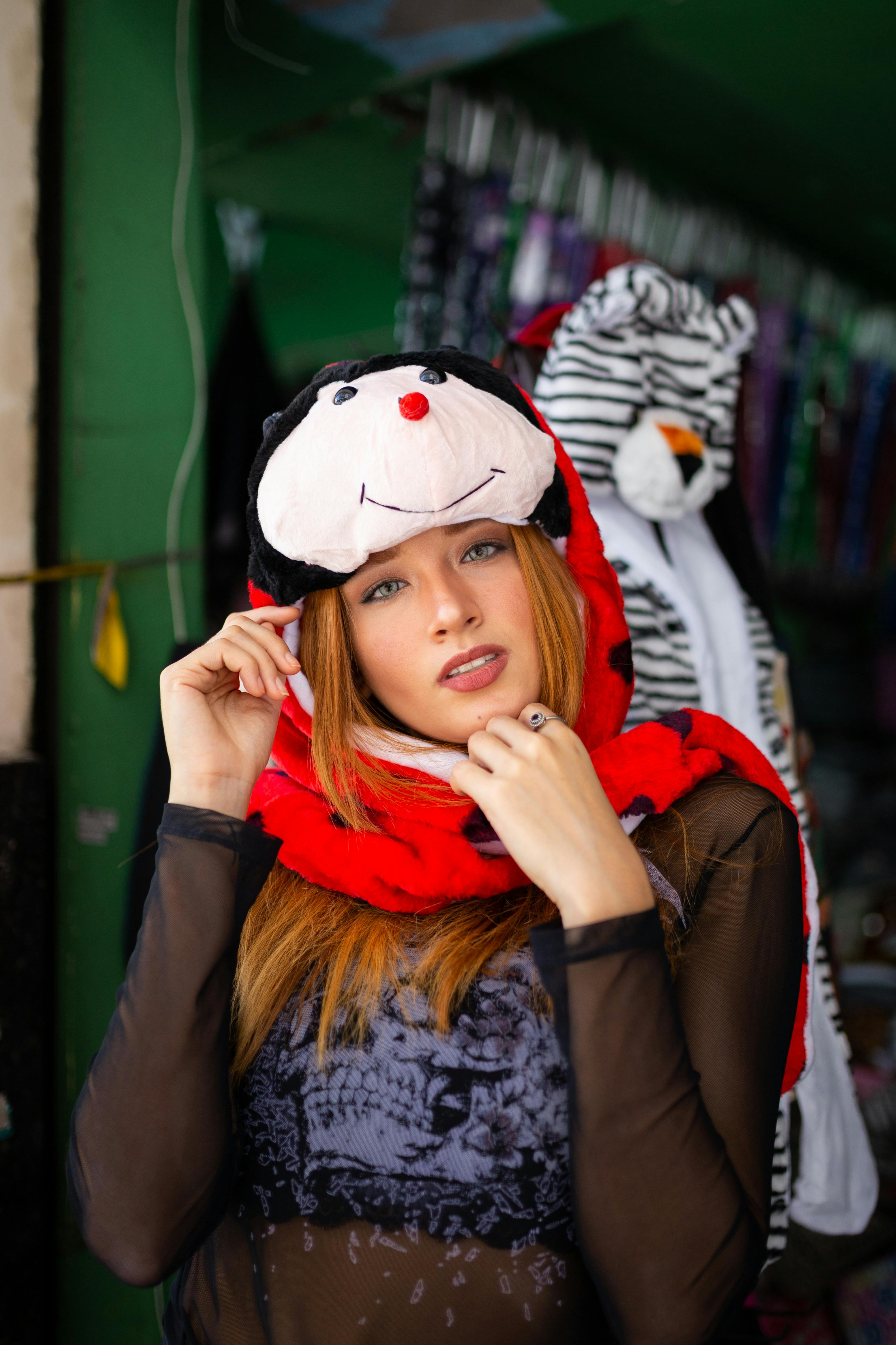 在巴西桑托斯，一名身穿动物主题服装的女子在户外拍摄了彩色肖像