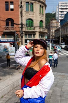 在巴西桑托斯一个阳光明媚的日子里，模特时尚地摆着姿势