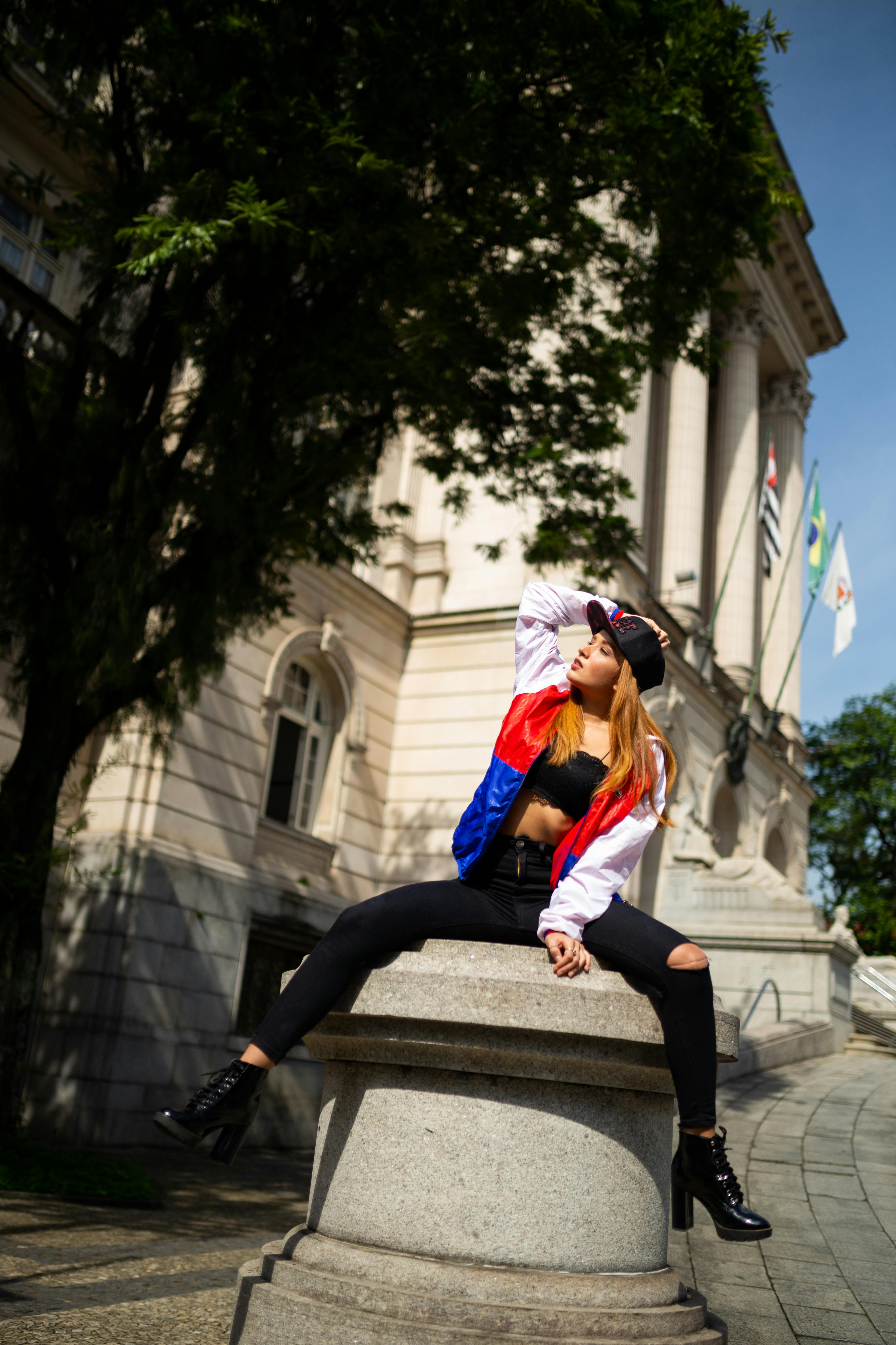 在巴西桑托斯，一位红发的时髦模特站在历史建筑前