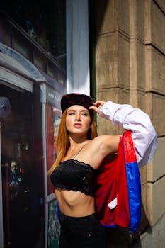 在巴西桑托斯，一位年轻女子身着都市时尚装束，在户外摆出姿势