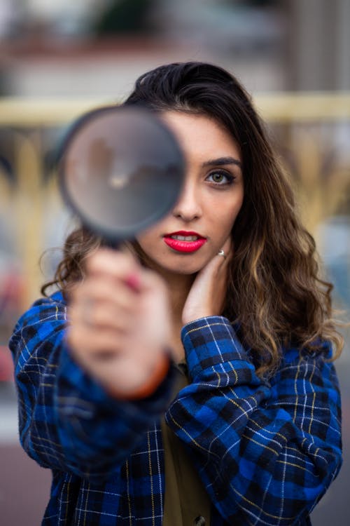 Foto Della Lente D'ingrandimento Della Holding Della Donna