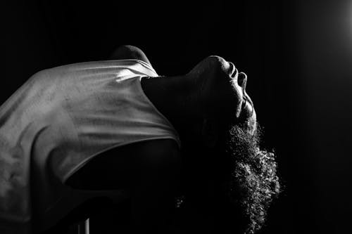 무료 어둠 속에서 공연하는 아프리카 계 미국인 여자 스톡 사진