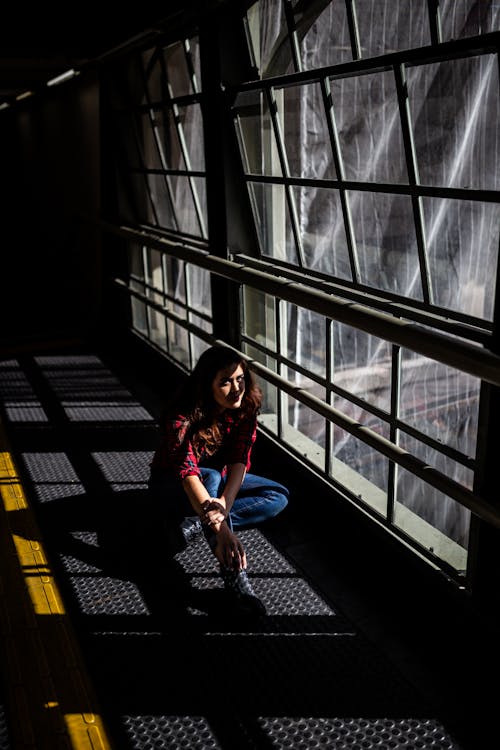 Photo De Femme Assise Près De La Fenêtre